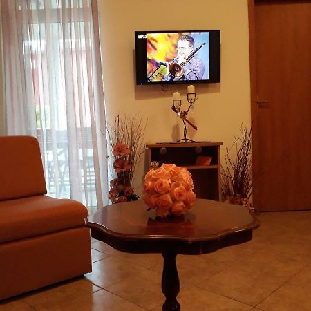 Family Apartments Suzi ロヴィニ エクステリア 写真