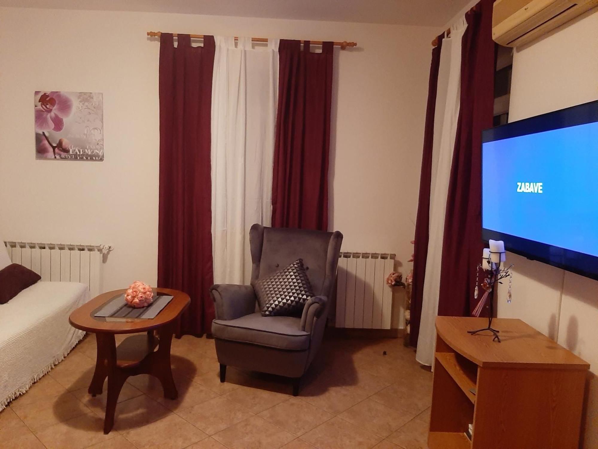 Family Apartments Suzi ロヴィニ エクステリア 写真