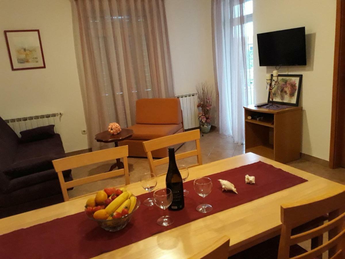 Family Apartments Suzi ロヴィニ エクステリア 写真