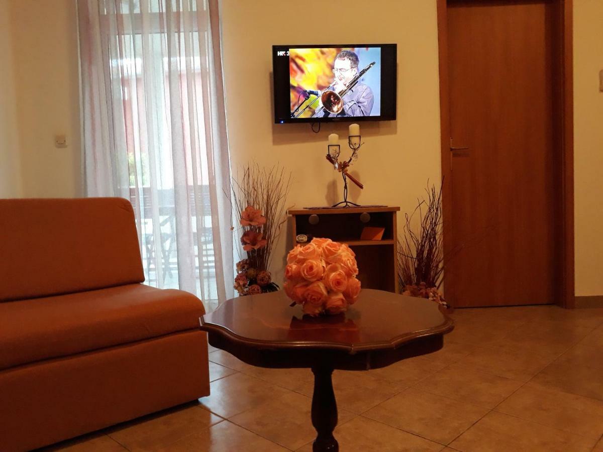 Family Apartments Suzi ロヴィニ エクステリア 写真