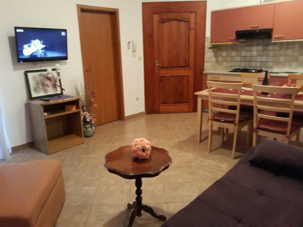 Family Apartments Suzi ロヴィニ エクステリア 写真
